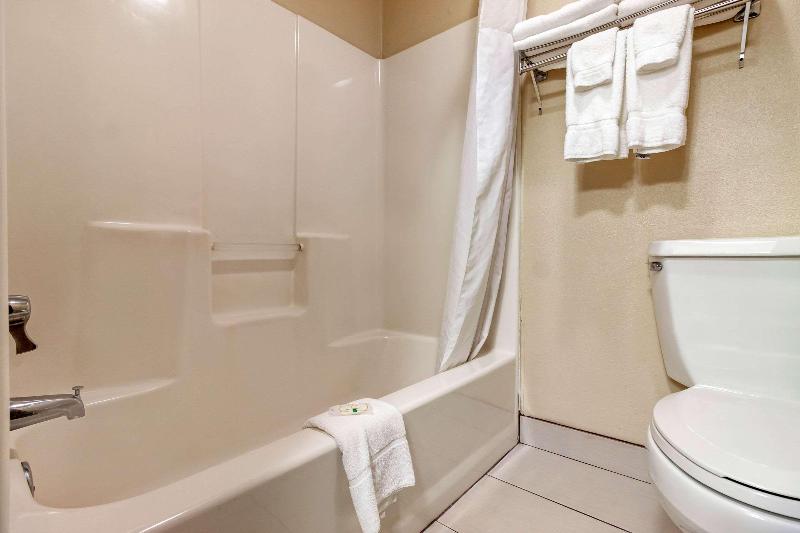 Четырехместный Номер Стандарт, Quality Inn Hays I70