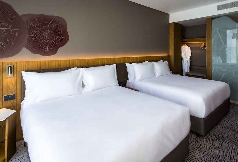 带2个双人床的标准工作室, Crowne Plaza Hobart, An Ihg