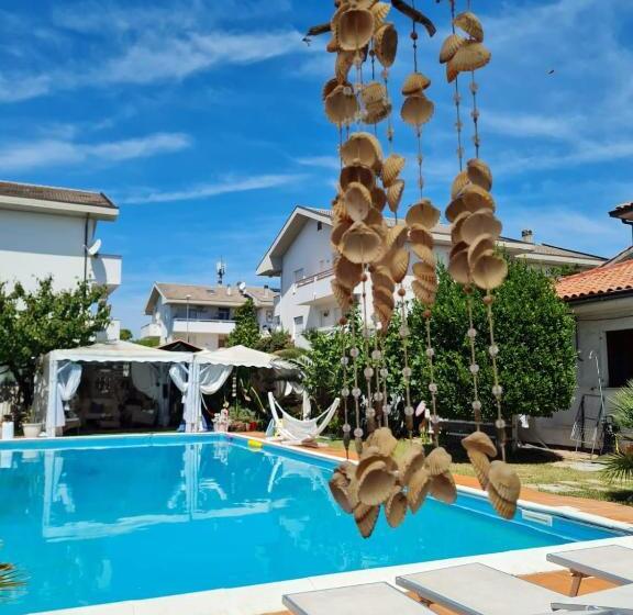 سوییت جونیور با چشم‌انداز استخر, Villa Tropical