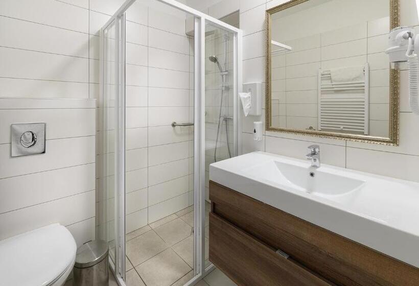 اتاق استاندارد سه تخته با بالکن, Butikhotel Visegrád