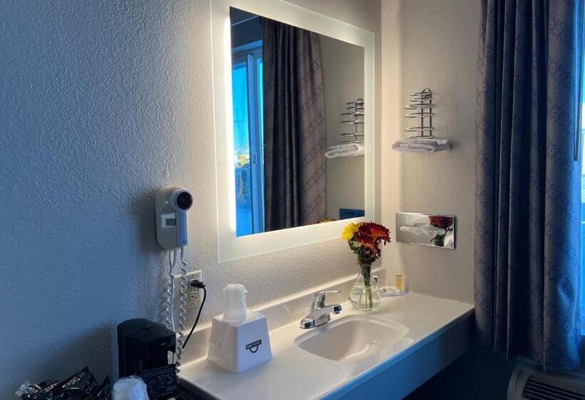 Люкс Deluxe Кровать Кинг, Days Inn By Wyndham Jamestown