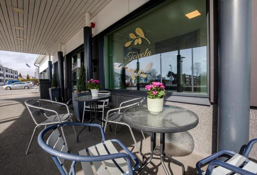 Стандартный внешний трехместный номер с ванной комнатой, Hostel Toivola