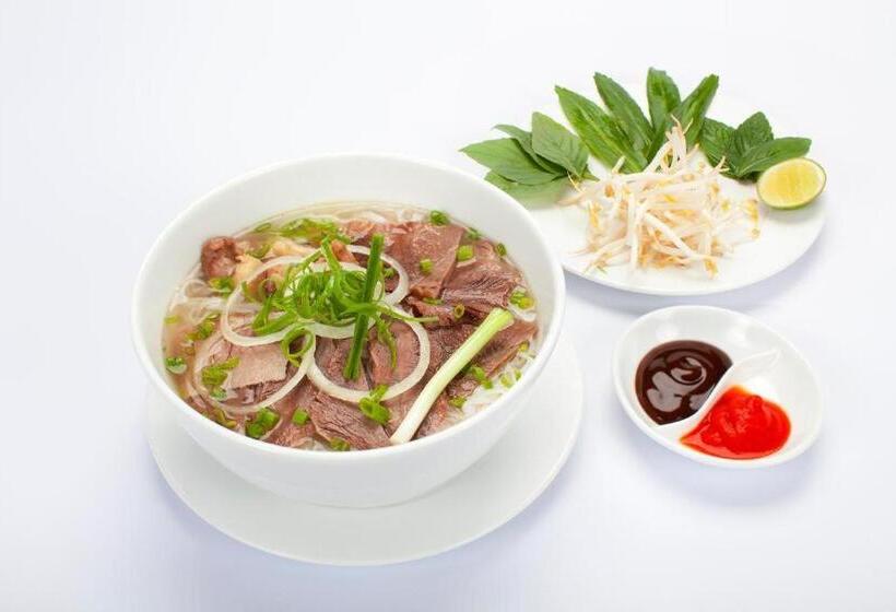 اتاق لوکس با چشم‌انداز دریا, Thái Bảo