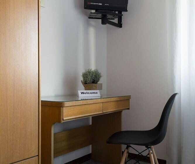 اتاق استاندارد یک نفره, Uniho Hostel