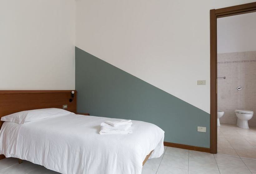 اتاق استاندارد یک نفره, Uniho Hostel