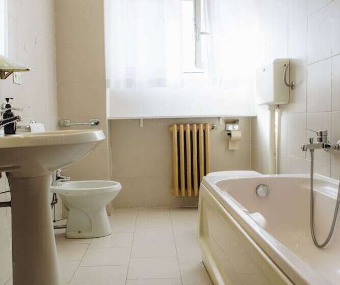 اتاق استاندارد سه نفره, Uniho Hostel