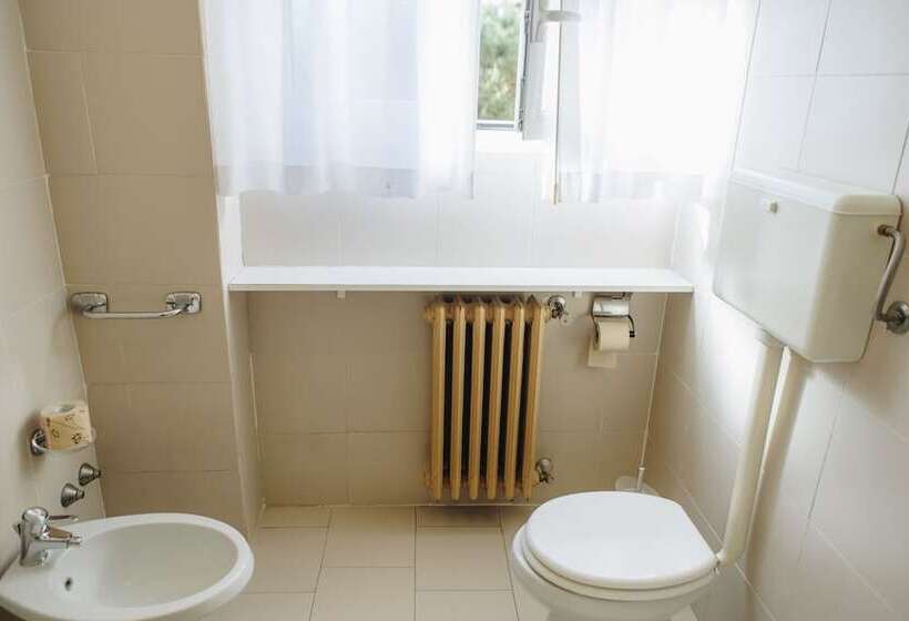 اتاق استاندارد سه نفره, Uniho Hostel