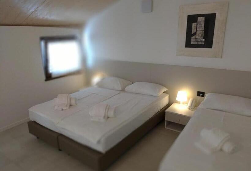 غرفة قياسية ثلاثية, La Corte Room & Relax