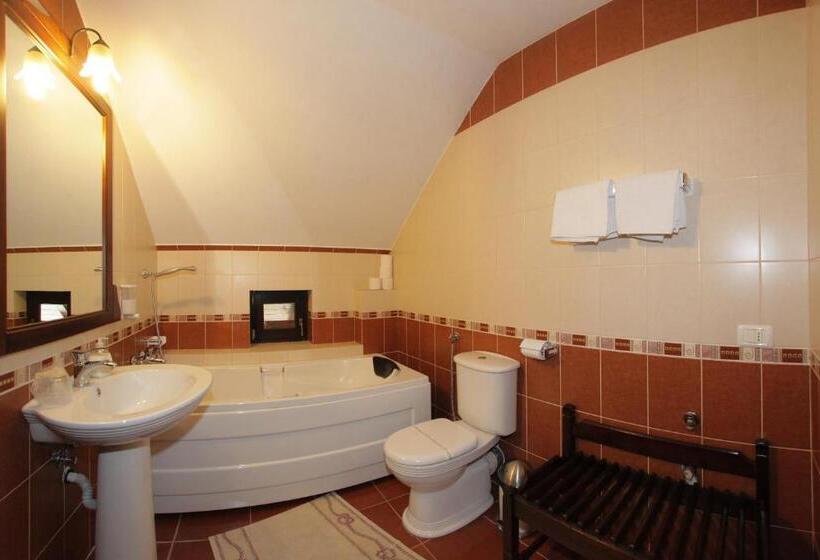 标准三人间, Victoria