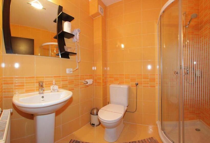 标准三人间, Victoria