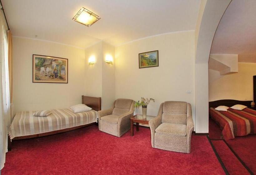 标准三人间, Victoria