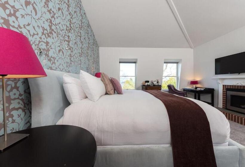 סוויטת ג'וניור עם מסג'ר מים, Relais Chateaux Camden Harbour Inn