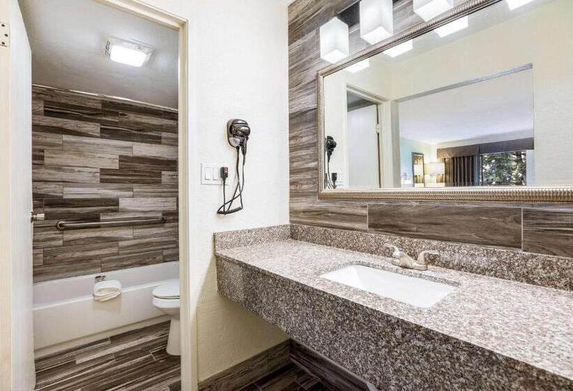 스위트 킹사이즈 침대, Baymont By Wyndham Orlando Downtown