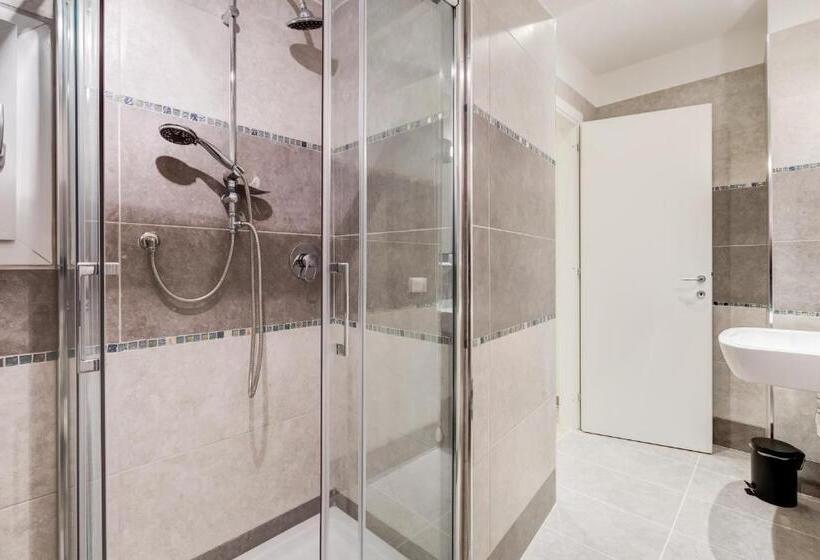 اتاق استاندارد سه نفره, Vaticano 38 Suites