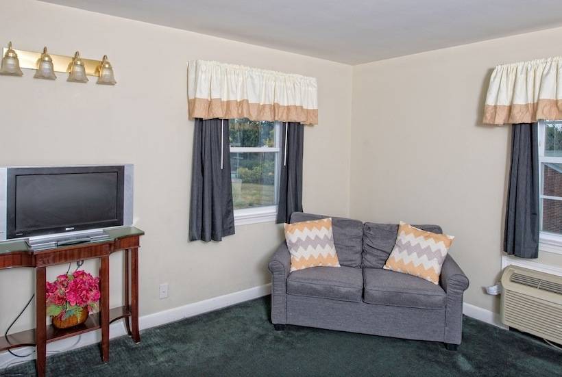 Номер Deluxe, Colonial Inn Seekonk