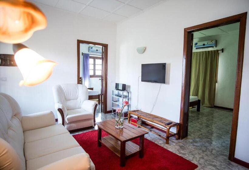 بانگلوی سوپریور, Praia Accommodation