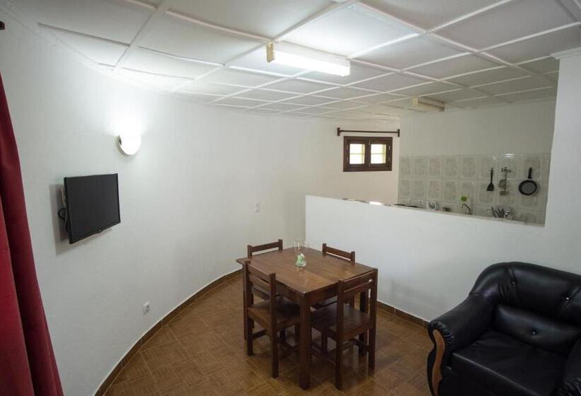 بانگلوی استاندارد, Praia Accommodation