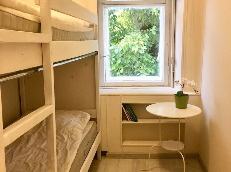 اتاق اکونومی, Pasternak Hostel