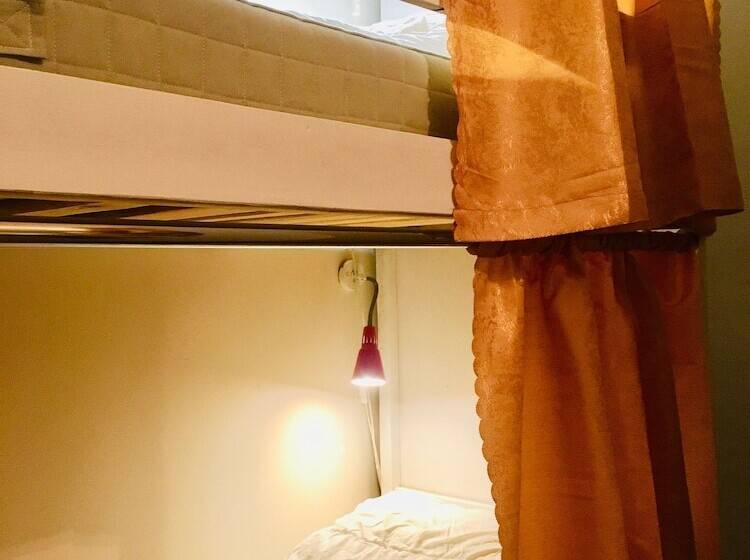 تختخواب در اتاق مشترک, Pasternak Hostel