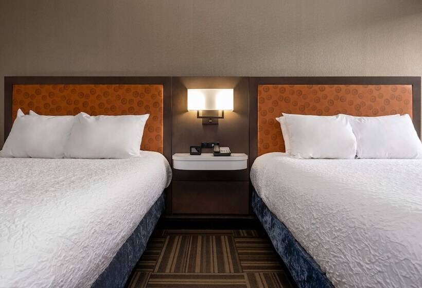 带2个双人床的标准工作室, Hampton Inn Bristol