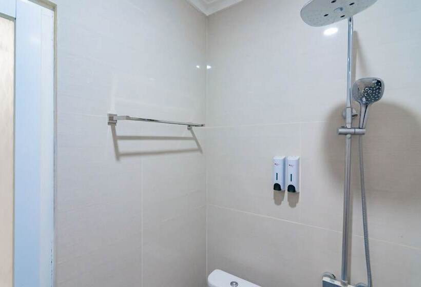 Номер Economy, Reddoorz Plus @ Point Phila Cihampelas