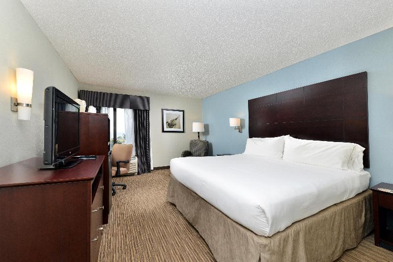 带大床的标准间, Holiday Inn Express Hotel & Suites Tampa Rocky Point Island, An Ihg