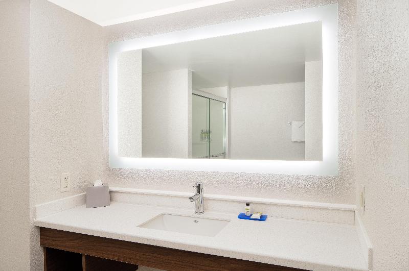 Люкс Кровать Кинг, Holiday Inn Express Statesboro, An Ihg