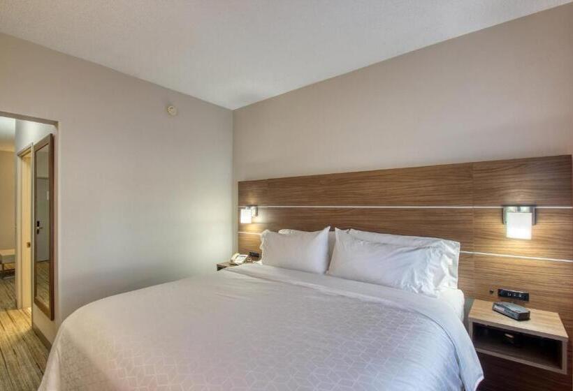 Люкс Кровать Кинг, Holiday Inn Express Hotel & Suites Oshkosh   State Route 41, An Ihg