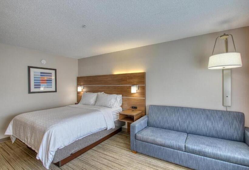 Люкс Повышенной Комфортности, Holiday Inn Express Hotel & Suites Oshkosh   State Route 41, An Ihg