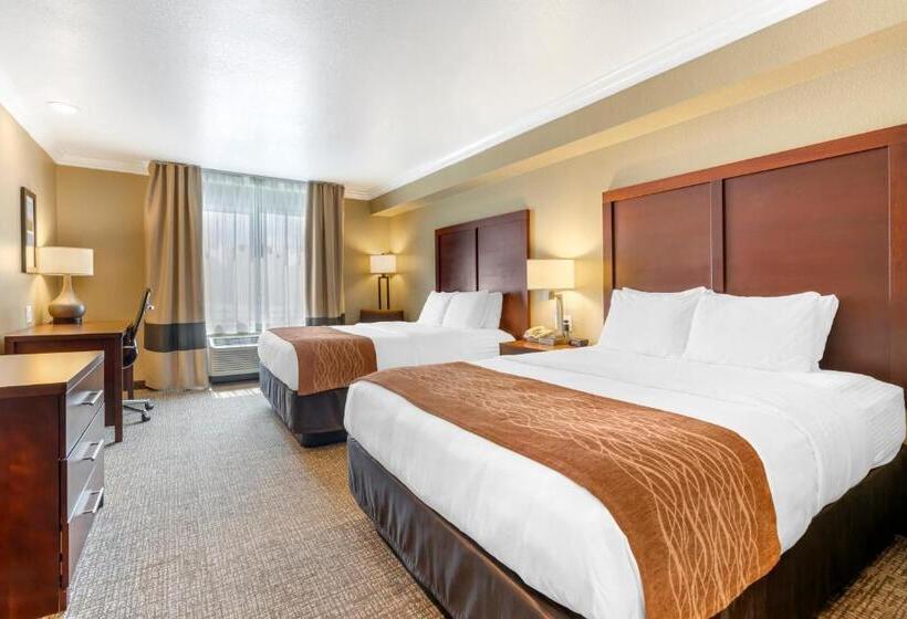 带2个双人床的标准工作室, Comfort Inn Arcata