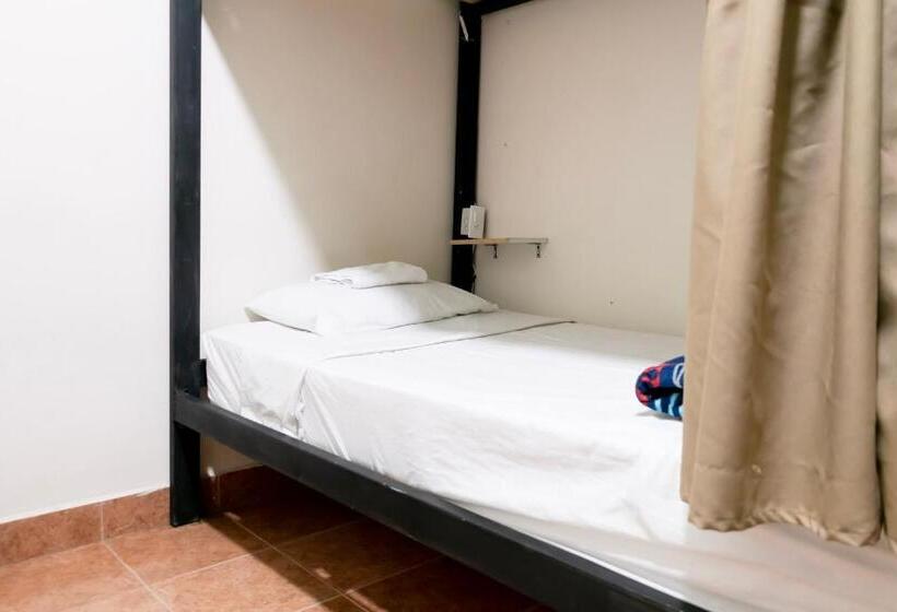 تختخواب در اتاق مشترک, Candileja Hostel