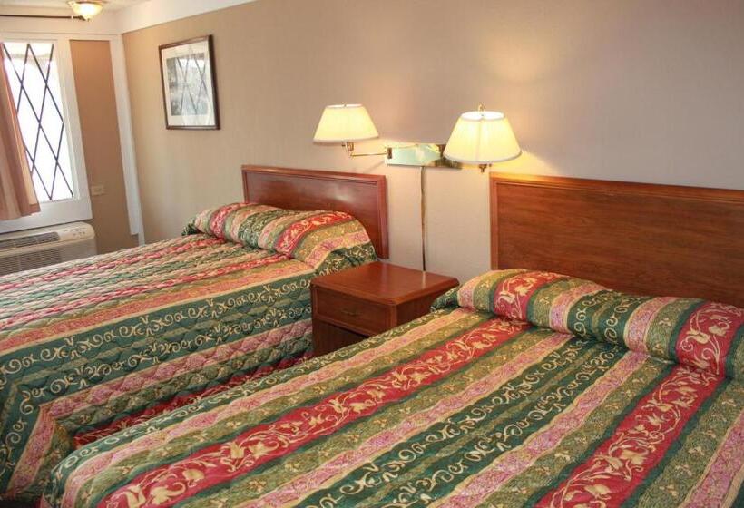 带2个双人床的标准工作室, Knights Inn Indianapolis