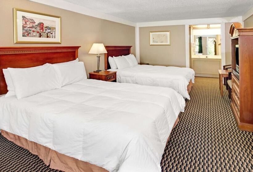 带2个双人床的标准工作室, Knights Inn Indianapolis