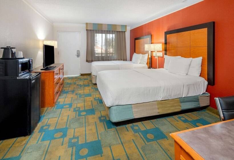 Номер Executive, La Quinta Inn & Suites By Wyndham Irvine Spectrum