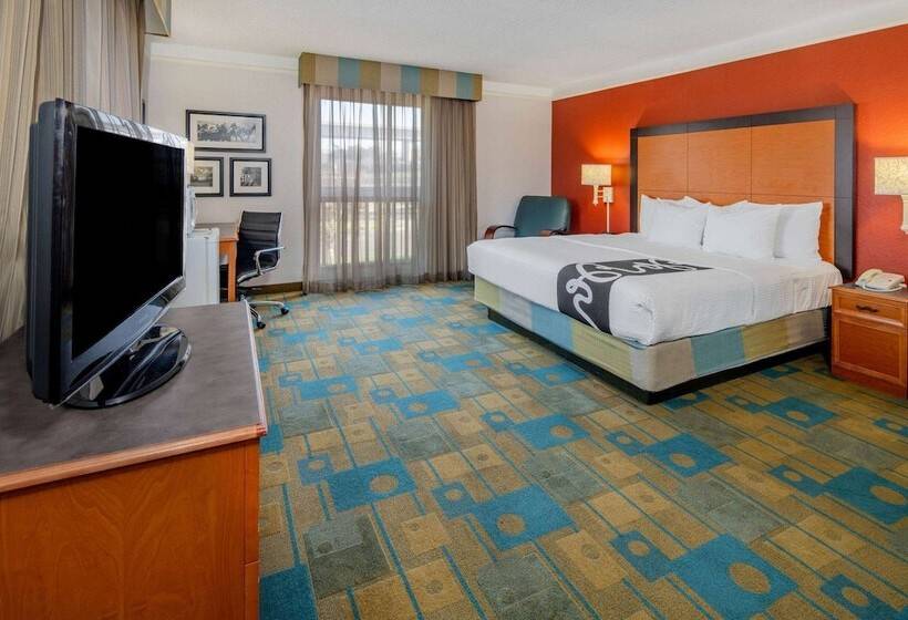Номер Executive, La Quinta Inn & Suites By Wyndham Irvine Spectrum