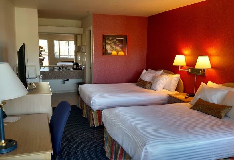 带2个双人床的标准工作室, Lewis River Inn