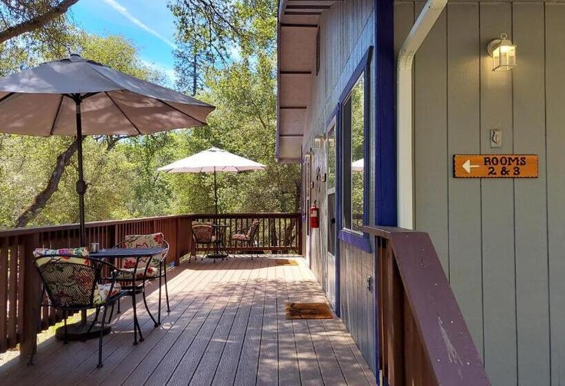 Номер Стандарт с Балконом, Little Valley Inn