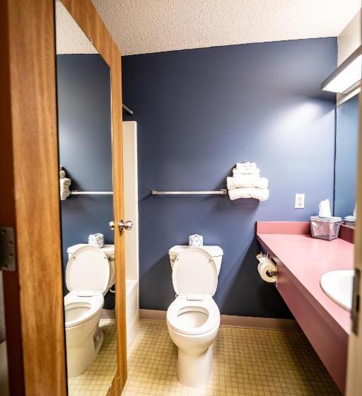 Люкс Deluxe Кровать Кинг, Manistee Inn & Marina