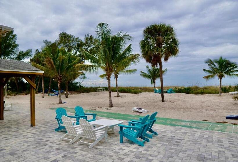 سوئیت با چشم‌انداز, The Molloy   Treasure Island Suites & Cottages