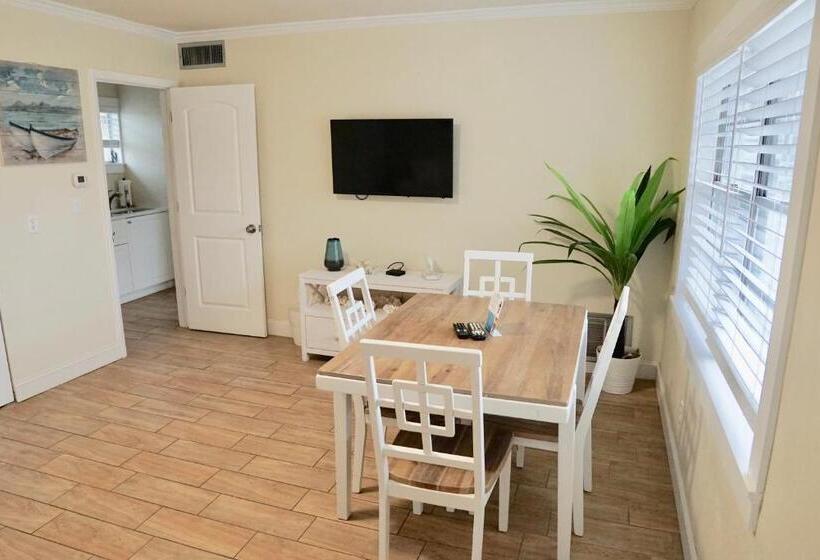 سوئیت با چشم‌انداز, The Molloy   Treasure Island Suites & Cottages