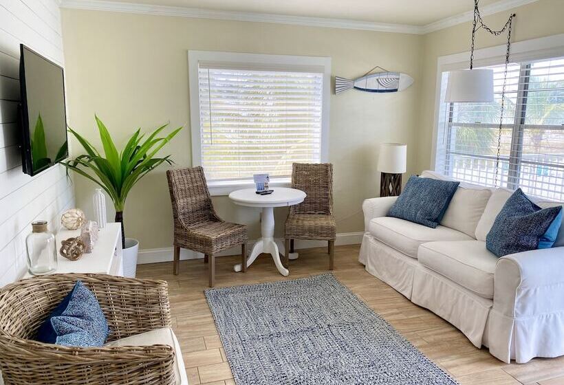 سوئیت با چشم‌انداز, The Molloy   Treasure Island Suites & Cottages