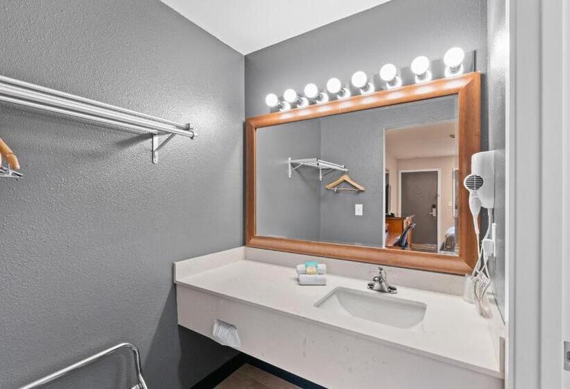 스탠다드 룸 킹사이즈 침대, Basecamp Puyallup A Travelodge By Wyndham