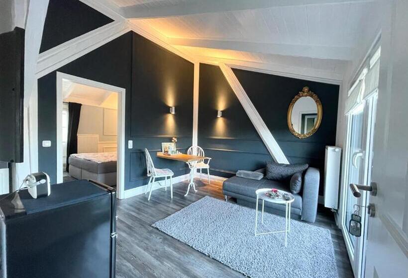 جناح مزوَّد بشرفة, Rosenhof Lodge