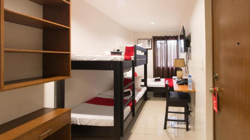 Quarto Triplo Estandar, Reddoorz Plus @ Diola Villamonte Bacolod