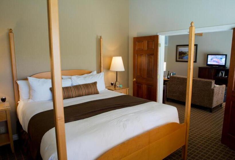 Deluxe Suite King Bed, Pine Ridge Inn