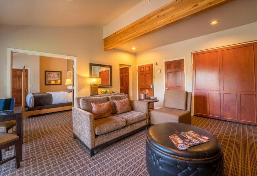 Deluxe Suite King Bed, Pine Ridge Inn
