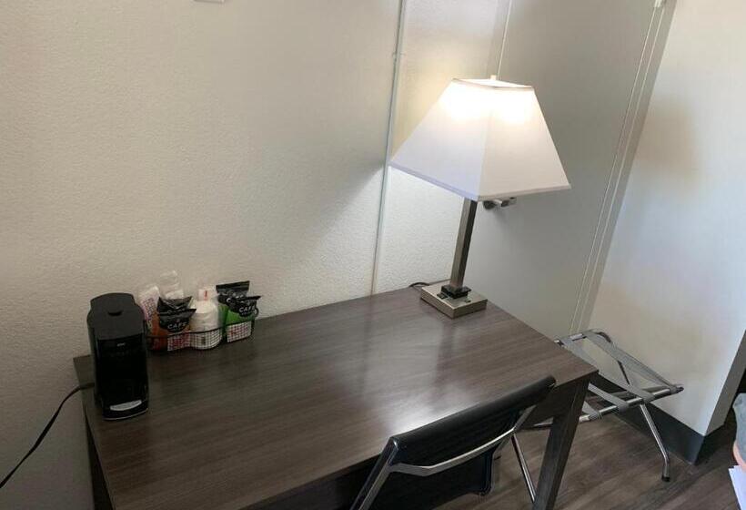 스위트 킹사이즈 침대, Ramada By Wyndham North Platte