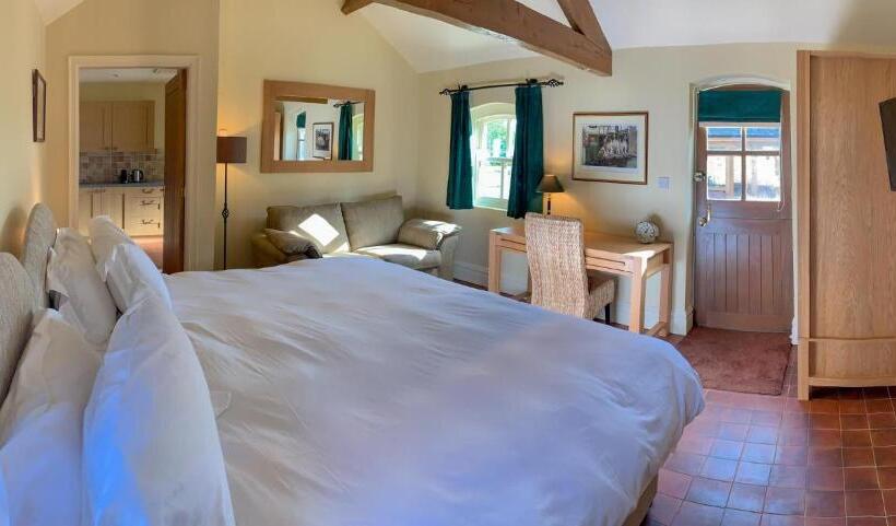 استودیوی لوکس, Hollies Farm B&b