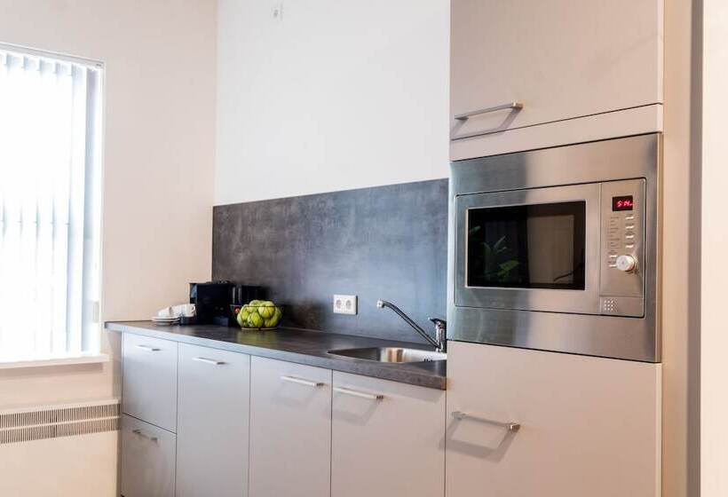 سوییت جونیور, Nero Office Hotel & City Café