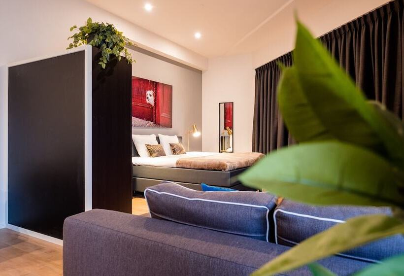 سوییت جونیور, Nero Office Hotel & City Café